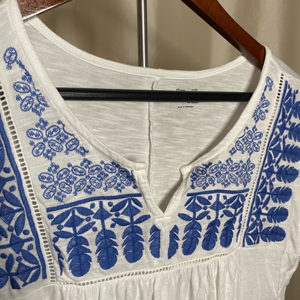 GAP Embroidered top - Picture 2 of 2